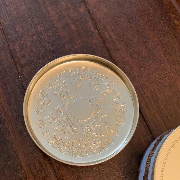 The Royal Collection Mint Tin 2012 commemorating the Queen’s Diamond Jubilee - Picture 7 of 7